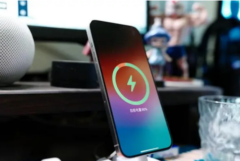 石柱苹果15换屏服务分享用什么充电器给iPhone15充电更好 